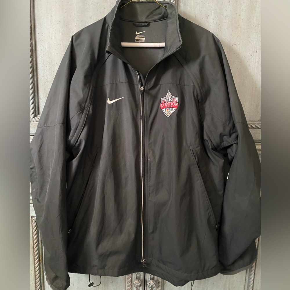 XL Nike windbreaker with zip-out sleeves